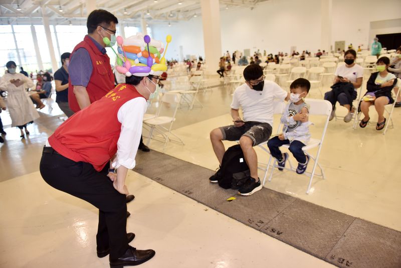 高雄展覽館開打兒童疫苗 陳其邁鼓勵小朋友勇敢接種