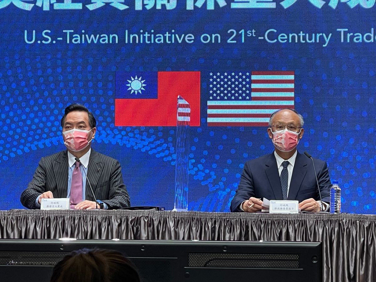 ▲行政院政委鄧振中（右）將於月底赴美談判。（圖／記者王敏旭攝，2022.06.01）