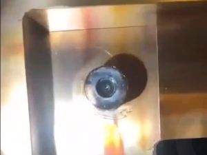 ▲影片中顯示,針孔被藏在電視櫃的螺絲中,夫妻倆在事後也已依法提告。(圖/翻攝臉書爆廢公社) ▲影片中顯示,針孔被藏在電視櫃的螺絲中,夫妻2人在事後也已依法提告。(圖/翻攝臉書爆廢公社)