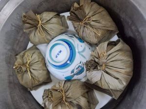 ▲電鍋蒸粽子時,可在中間放入空碗。(圖/民眾授權提供) ▲電鍋蒸粽子時,可在中間放入空碗。(圖/民眾授權提供)