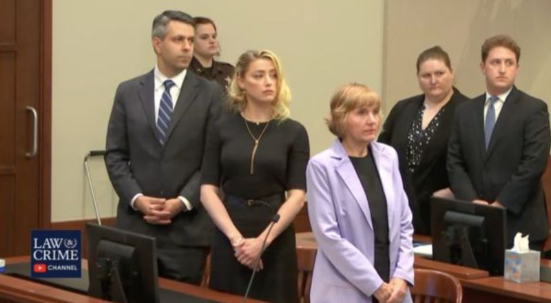 ▲安珀赫德（Amber Heard）親自出席法庭聆聽判決結果，最後敗訴收場，表情難掩失落。（圖/翻攝自YouTube／Law＆Crime）