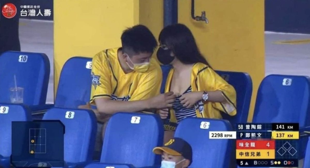 ▲31日的職棒比賽中，一名女球迷與男球迷的互動成為場下焦點，意外被攝影師捕捉到。（圖/緯來體育）