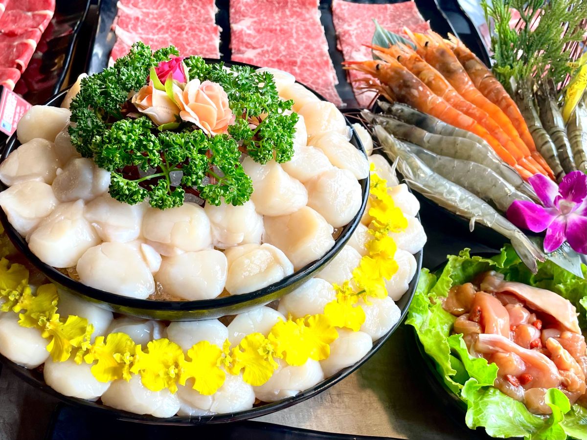 ▲馬辣集團8月慶祝父親節優惠曝光！身分證、健保卡對中「5、2、8」任2碼，可享旗下餐廳「干貝、九孔鮑、XXL東石巨蛤」吃到飽，男性名字有「俊、偉、昌、雄」任1字（可同音不同字），也能同享優惠爽吃；王品集團藝奇粉專活動貼文留言，免費送岩燒和牛兌換券。（圖／馬辣集團提供）