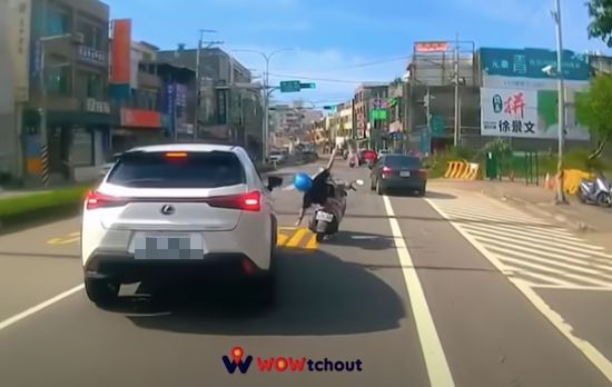 神反應!機車遭撞噴飛 熱褲妹「翻滾4圈」完美起身追車