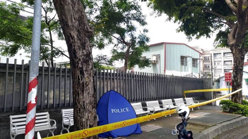 高雄男「裸上半身」詭異陳屍人行道座椅!警拉封鎖線調查