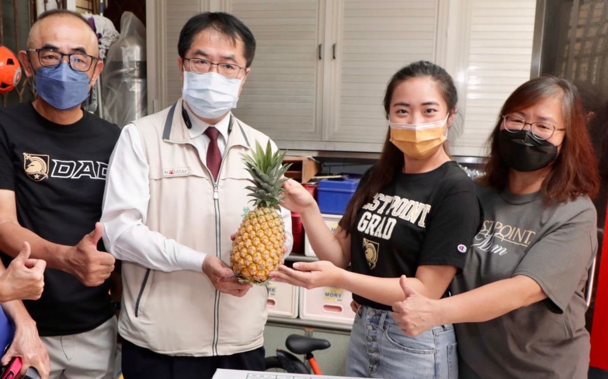 ▲黃偉哲親贈鳳梨及紅榜祝賀胡家琪的亮麗表現（圖／記者林怡孜攝，2022,06,02）