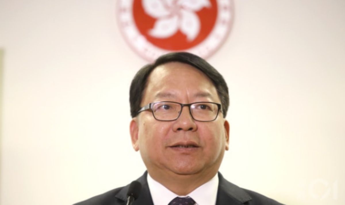 ▲港媒報導稱香港候任特首李家超，將會挑選現任特首辦公室主任陳國基（圖）出任政務司司長；陳國基與李家超一樣，同是「武官」出身。（圖／翻攝自香港01）