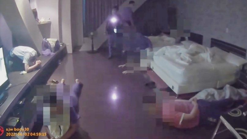 ▲警方救出遭軟禁的9人。（圖／翻攝畫面）