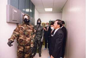 ▲2003年5月13日，時任總統陳水扁曾邀請媒體一同參觀國防醫學院預醫所。（圖／總統府提供）
