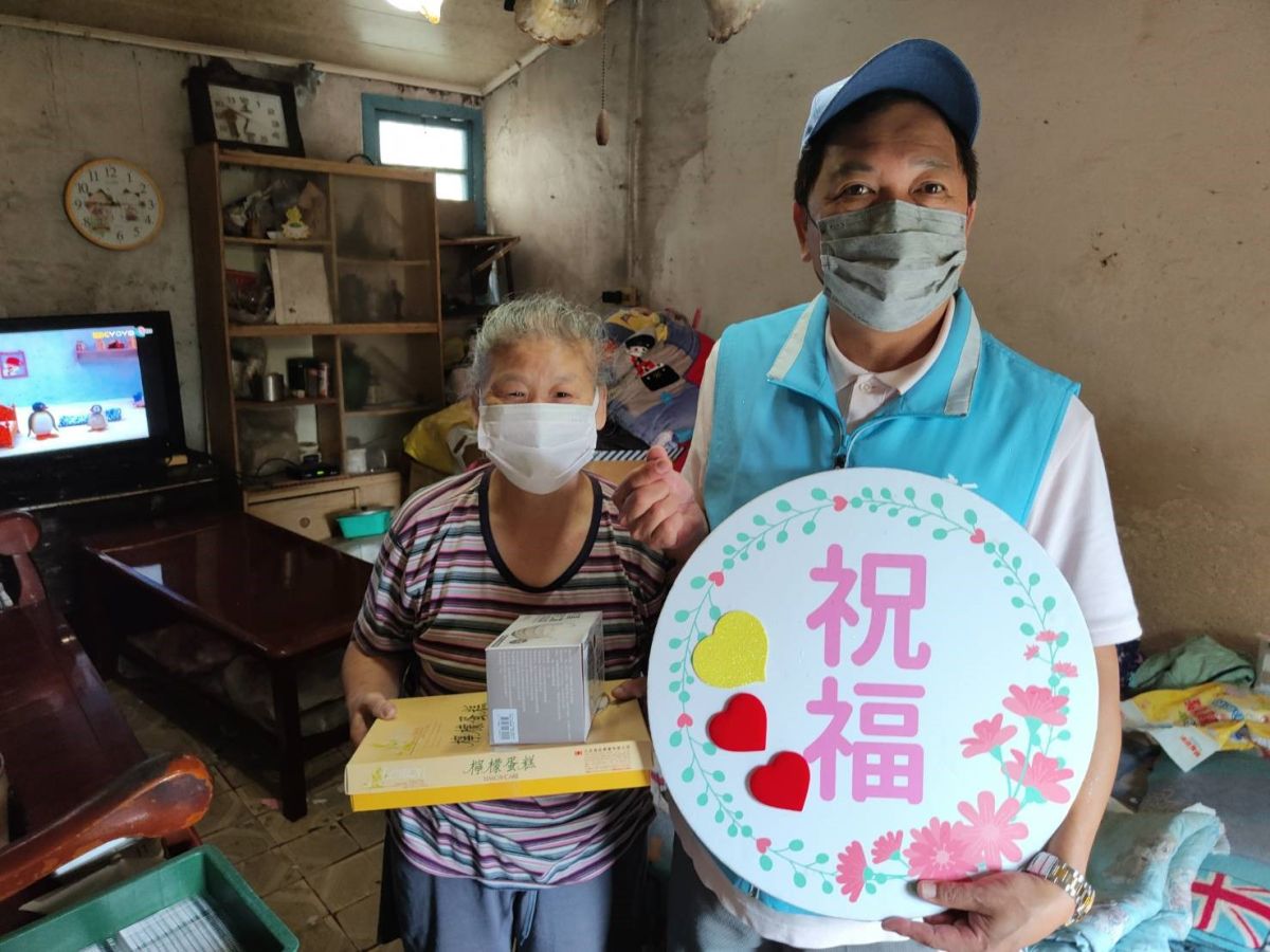 ▲新豐鄉社區志願服務組長許組長慰問遺眷孫奶奶致送防疫物資及端節禮盒。（圖／新竹榮服處提供）