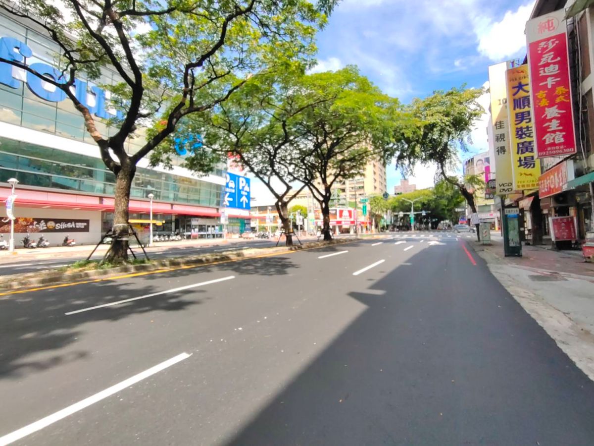 ▲輕軌二階大順路段(自由路至建興路)路面全數復舊完成，暫時還路於民。（圖／高市府捷運局提供）