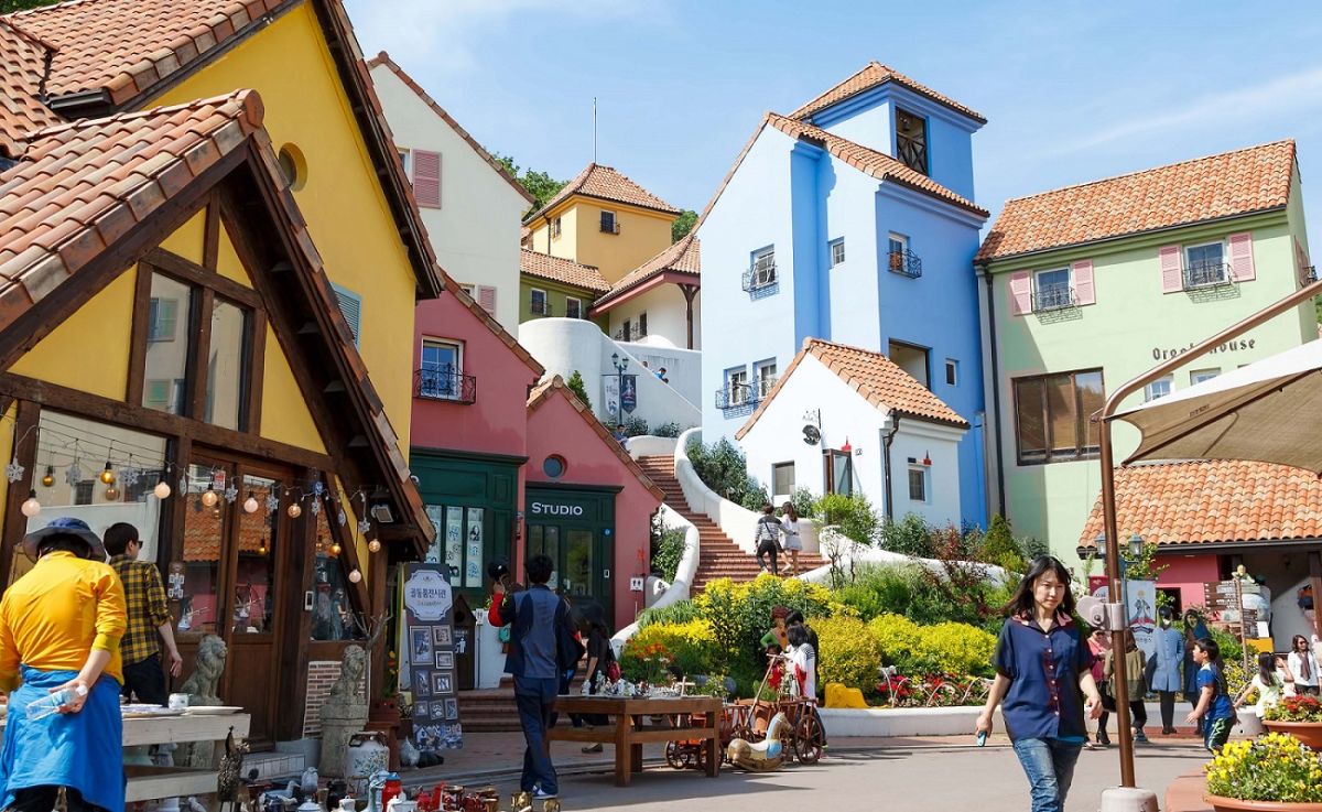 ▲出國旅遊染疫怎麼辦？專家今（14）日表示，投保、跟團、了解求助管道，有助降低風險。示意圖。（圖／Klook提供）