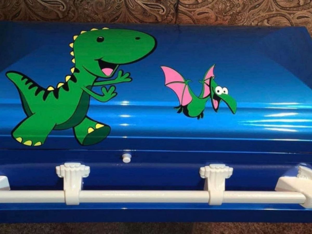 ▲50歲的殯葬業者加內姆，為19名因德州校園槍擊而遇害的孩子，繪製出可愛、別出心裁的棺木，希望能幫父母好好送這些小天使們離開。（圖／翻攝自早安美國）