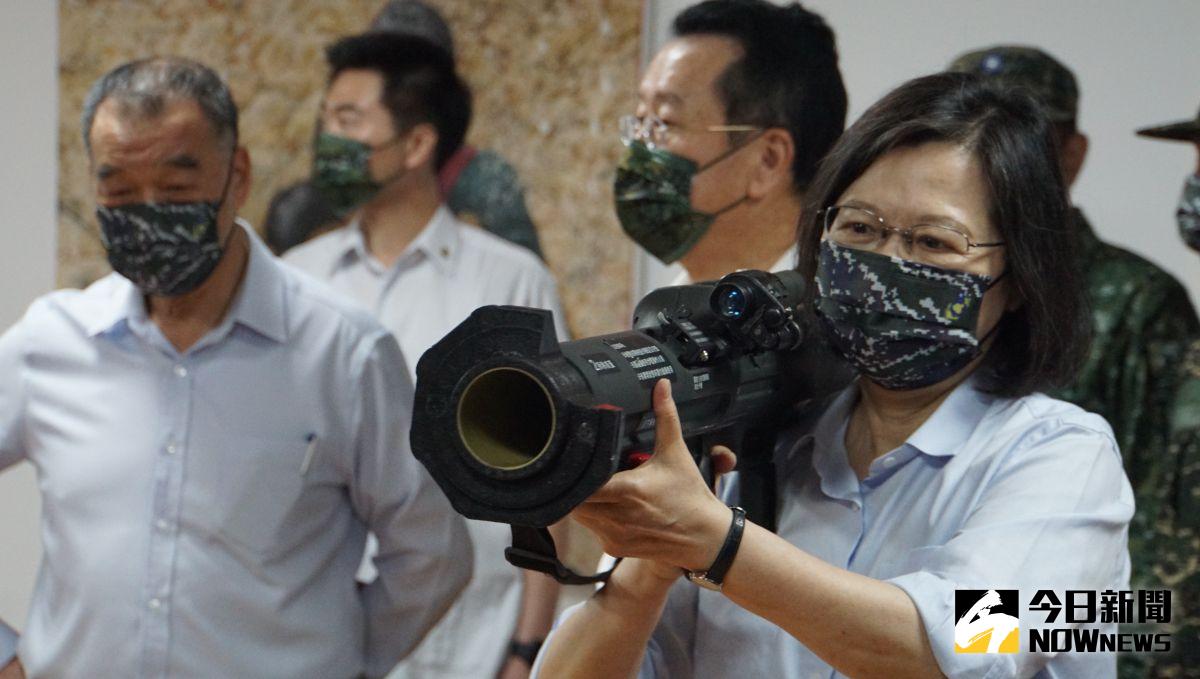 ▲蔡英文總統視察陸戰隊66旅，因紅隼火箭彈擺拍問題而引起後續批判（圖／記者呂炯昌攝）