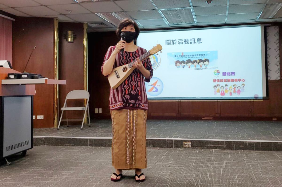 ▲梁珠珠分享製作樂器烏克麗麗心得。（圖／移民署提供）