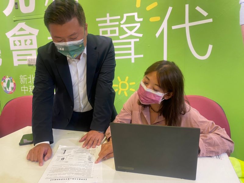 ▲具有電視台記者、公關經驗的李香儀(右起)加入市議員張志豪的團隊。(圖/張志豪提供)