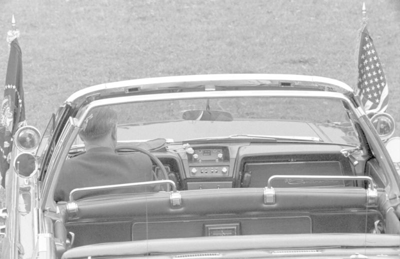 ▲ 1963年11月22日，民主黨時任總統甘迺迪在德州達拉斯乘坐一輛敞篷車，被子彈擊中身亡，震驚全世界。（圖／美聯社）