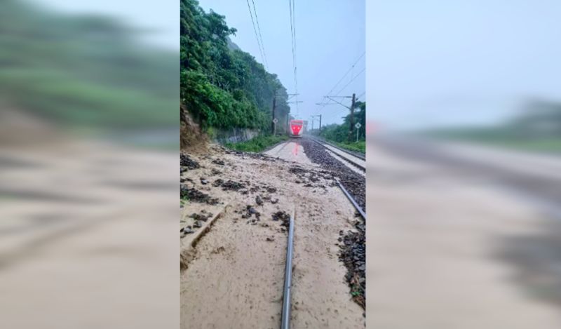 ▲宜蘭豪雨導致鐵軌淹水、單線列車停駛。（圖／台鐵提供）