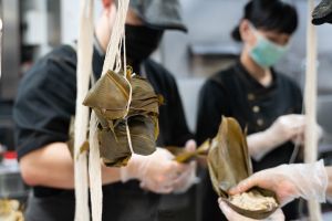 ▲有「最狂員工餐廳」之稱的普橘島，為了讓員工感受過節氛圍，除了親手包粽，每顆只賣20元，讓員工直呼「真佛」。（圖／取自普橘島）