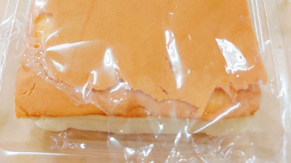 ▲有網友分享，全聯的蜂蜜蛋糕多了一塊透明膜，結果皮也跟著被撕開。（圖／我愛全聯－好物老實說）