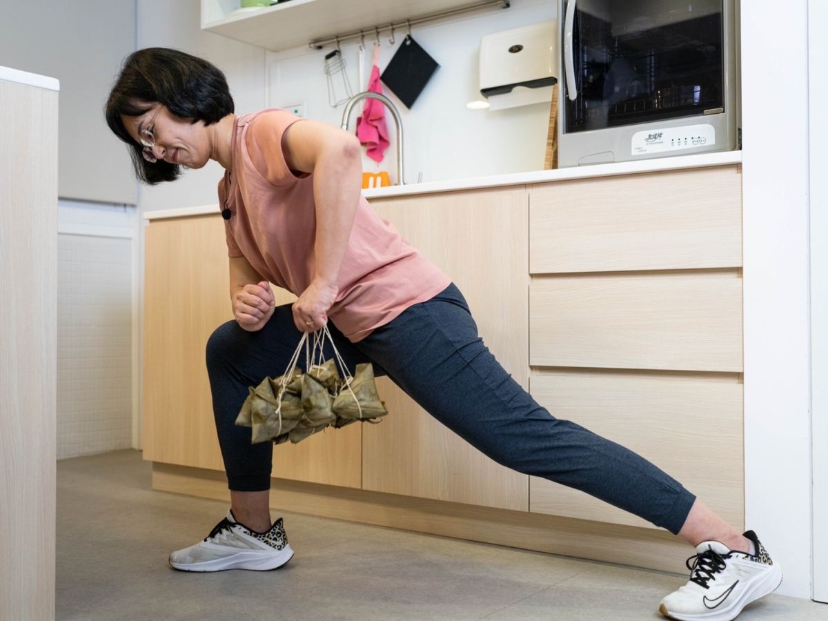 ▲蘇巧慧說，可以利用端粽子、等待蒸熟的時間，一邊練習深蹲、舉重，聞著陣陣粽子飄香，還能達到「吃肉粽不吃體重」的效果。（圖／蘇巧慧辦公室提供）