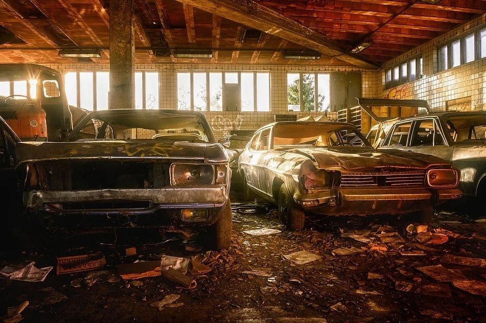 ▲桃園一名男子在拆解報廢車時，驚見車內有一具腐爛屍體。（示意圖／取自pixabay免費圖庫）