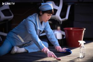 ▲▼廉晶雅(上)飾演任職在證券公司的清潔工;。(圖/LINE TV) ▲▼廉晶雅(上)飾演任職在證券公司的清潔工;。(圖/LINE TV)