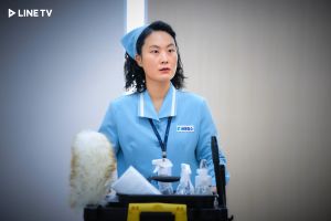 ▲▼廉晶雅(上)、金才禾飾演任職在證券公司的清潔工,劇中瘋炒股票。(圖/LINE TV) ▲▼廉晶雅(上)、金才禾飾演任職在證券公司的清潔工,劇中瘋炒股票。(圖/LINE TV)