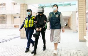 毒品減肥藥毒梟 ▲嫌犯見減肥藥市場仍有暴利可圖,甚至還自創品牌,在外包裝標示內含「藤黃果、纖維素、維生素」等全天然草本成分吸引不知情國人購買。(圖/記者李春台翻攝)
