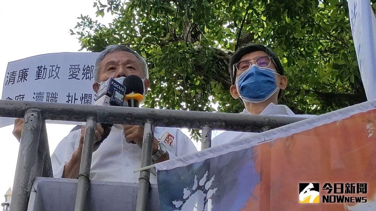 ▲今（2）日下午，「愛心快篩連線」與前衛生署長楊志良、國民黨立委費鴻泰等人皆赴疾管署前抗議。（圖／記者許若茵攝，2022.06.02）