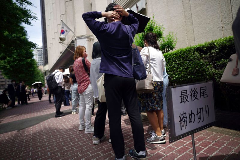 ▲日本民眾為了申請觀光簽，在韓國大使館前排隊。（圖／美聯社／達志影像）
