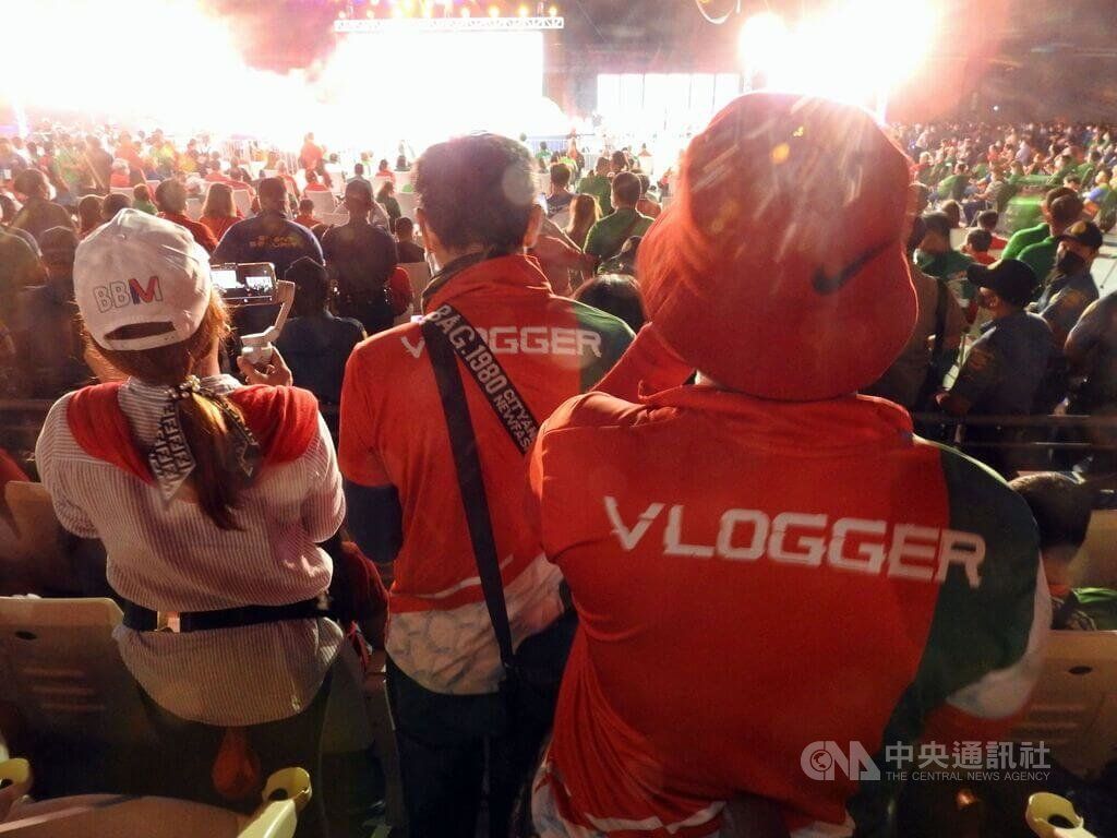 ▲菲律賓總統當選人小馬可仕仰賴影音部落客和社群媒體在大選勝出。圖為選戰期間小馬可仕造勢現場的影音部落客，攝於2月8日。中央社記者陳妍君布拉坎省攝 111年6月2日