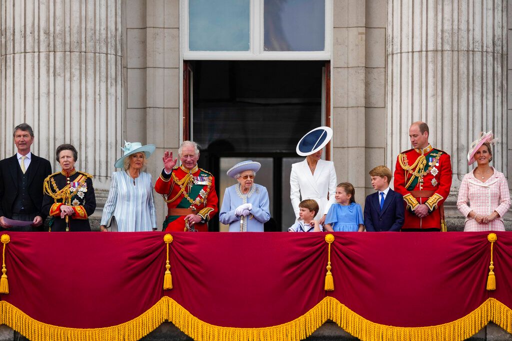 ▲英國女王伊麗莎白二世登基70週年，英國舉辦閱兵儀式慶祝。圖為英國王室站在陽台觀看露台上觀賞空軍空中分列式表演。（圖／美聯社／達志影像）