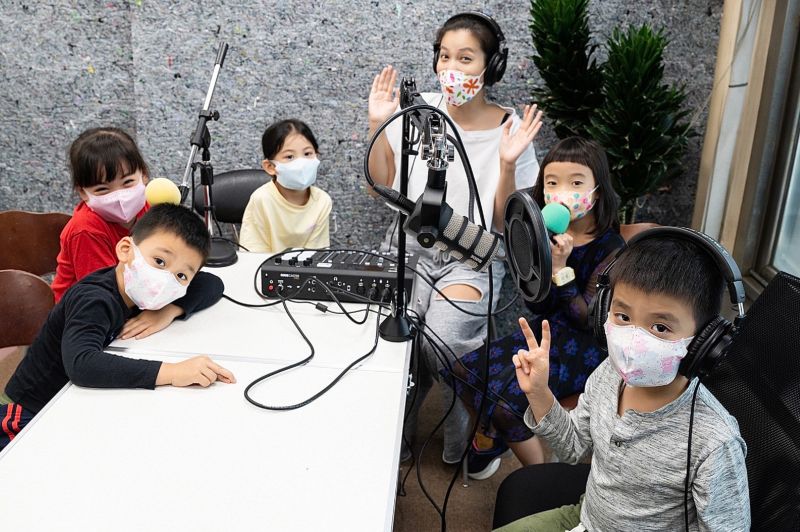 ▲李培禎（中）帶兒子與他們的同學一起錄製播客節目。（圖／艾迪昇傳播提供）