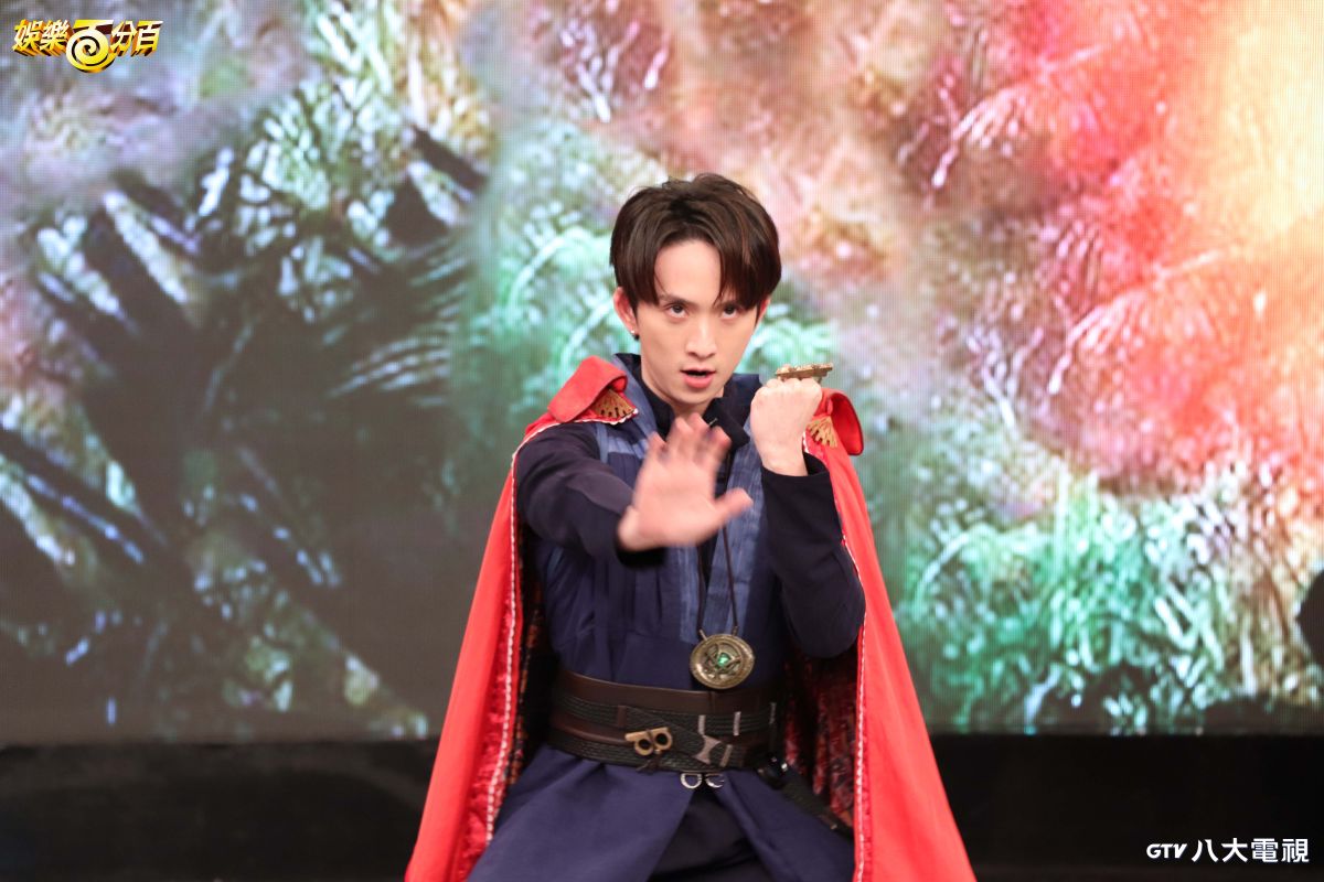 ▲邱鋒澤在《娛樂百分百》端午節特別企劃扮「7億博士」。（圖／八大提供）