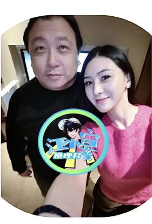 ▲張穎穎(右)與王晶親密合照,臉型不如現在精緻。(圖/翻攝推理君江小宴微博) ▲張穎穎(右)與王晶親密合照,臉型不如現在精緻。(圖/翻攝推理君江小宴微博)