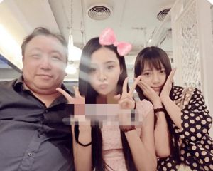 ▲王晶(左)表示與張穎穎(中)只是粉絲合照,求狗仔放過。(圖/翻攝推理君江小宴微博) ▲王晶(左)表示與張穎穎(中)只是粉絲合照,求狗仔放過。(圖/翻攝推理君江小宴微博)