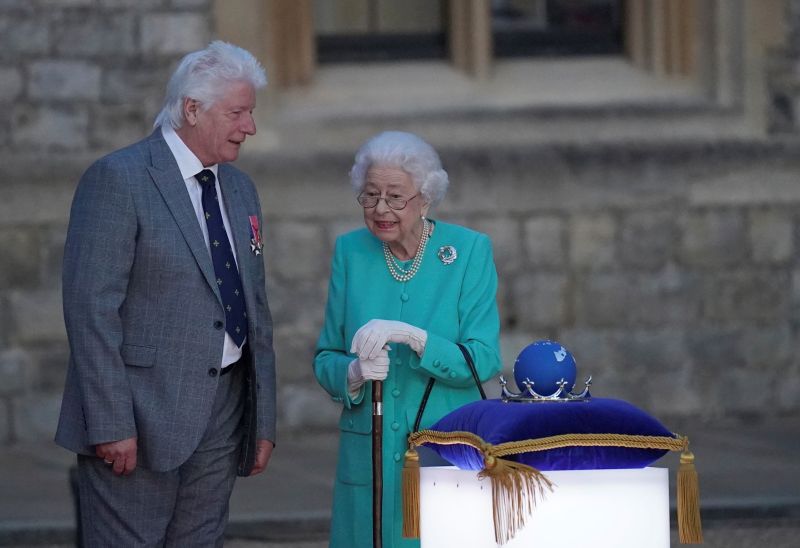 ▲96歲的伊麗莎白二世（Queen Elizabeth II）因行動不便問題復發且感到些許不適，不會參加3日的感恩禮拜儀式。（圖／美聯社／達志影像）
