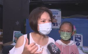 疫苗之亂蘇貞昌出聲止戰:不一定都100分、互相了解就好 ▲家長表示學校停課期間已盡量少出門,孩子能早一天打到疫苗就能早一天安心。(圖/台中榮總提供,2022.06.03)