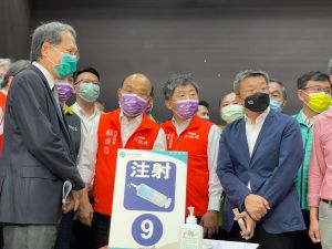 疫苗之亂藍綠通通要法辦?口水戰從台中噴向總統府 ▲對於蔡其昌(右)與盧秀燕陣營的疫苗之亂,蘇貞昌強調防疫過程不是什麼都能做到100分。(圖/台中榮總提供,2022.06.03)