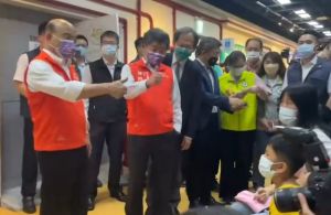 疫苗之亂蘇貞昌出聲止戰:凡事不一定滿分、互相了解就好 ▲行政院長蘇貞昌和衛福部長陳時中,在留觀區一起對施打疫苗的孩子比讚。(圖/台中榮總提供,2022.06.03)
