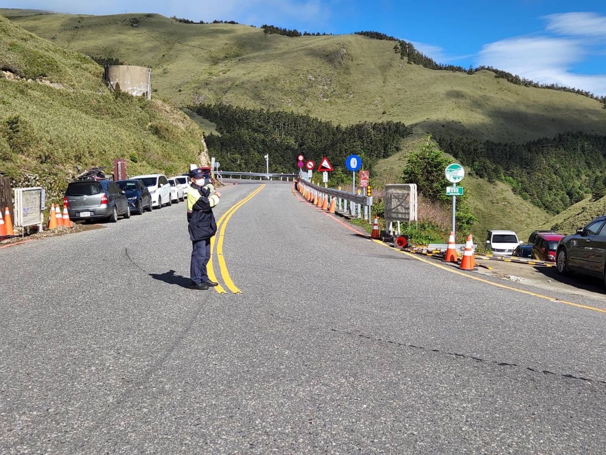 ▲端午連假遇上合歡山杜鵑花季，相關路段實施高乘載管制，清境到合歡山的時間為50分，疏運成效良好。（圖／公路總局提供）