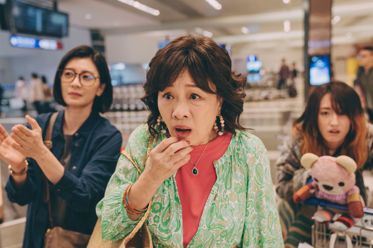 ▲比莉（中）不捨《媽，別鬧了！》導演陳慧翎病逝，情緒崩潰痛哭。（圖／Netflix）