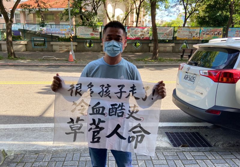 ▲國民黨台中市議員參選人鄭伯其到科博館施打站前拉白布條,向蘇貞昌抗議。(圖/鄭伯其提供,2022.06.03)