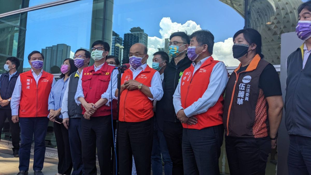 ▲行政院長蘇貞昌宣布，高中以下學生每人可獲得一份（4劑）免費快篩試劑。（圖／記者鄭婷襄攝，2022.06.03）