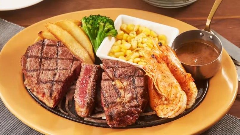 ▲六月外帶優惠齊發，日本連鎖餐廳樂雅樂推出「海陸牛排套餐」外帶買一送一。（圖／取自官網）