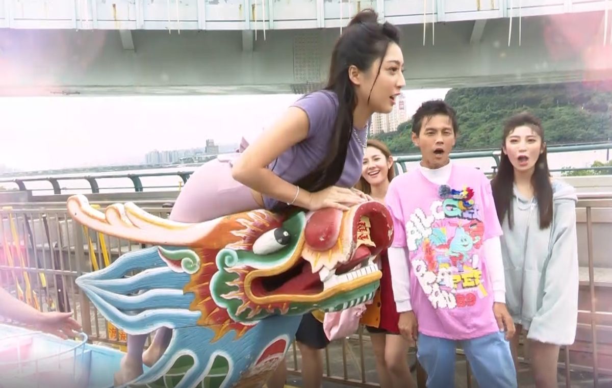 ▲奪標手蘿拉傲人美胸貼合龍頭。（圖／民視提供）