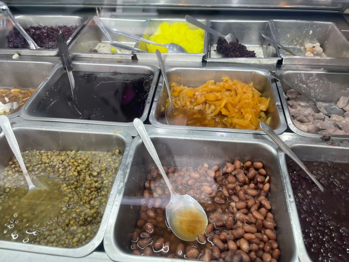 ▲像是蜜漬紅豆、砂糖調製的芋泥等配料，都可能在無形中增加糖份攝取量，若要減少多餘熱量可盡量選擇不加料。(圖／亞大醫院提供2022.6.3)