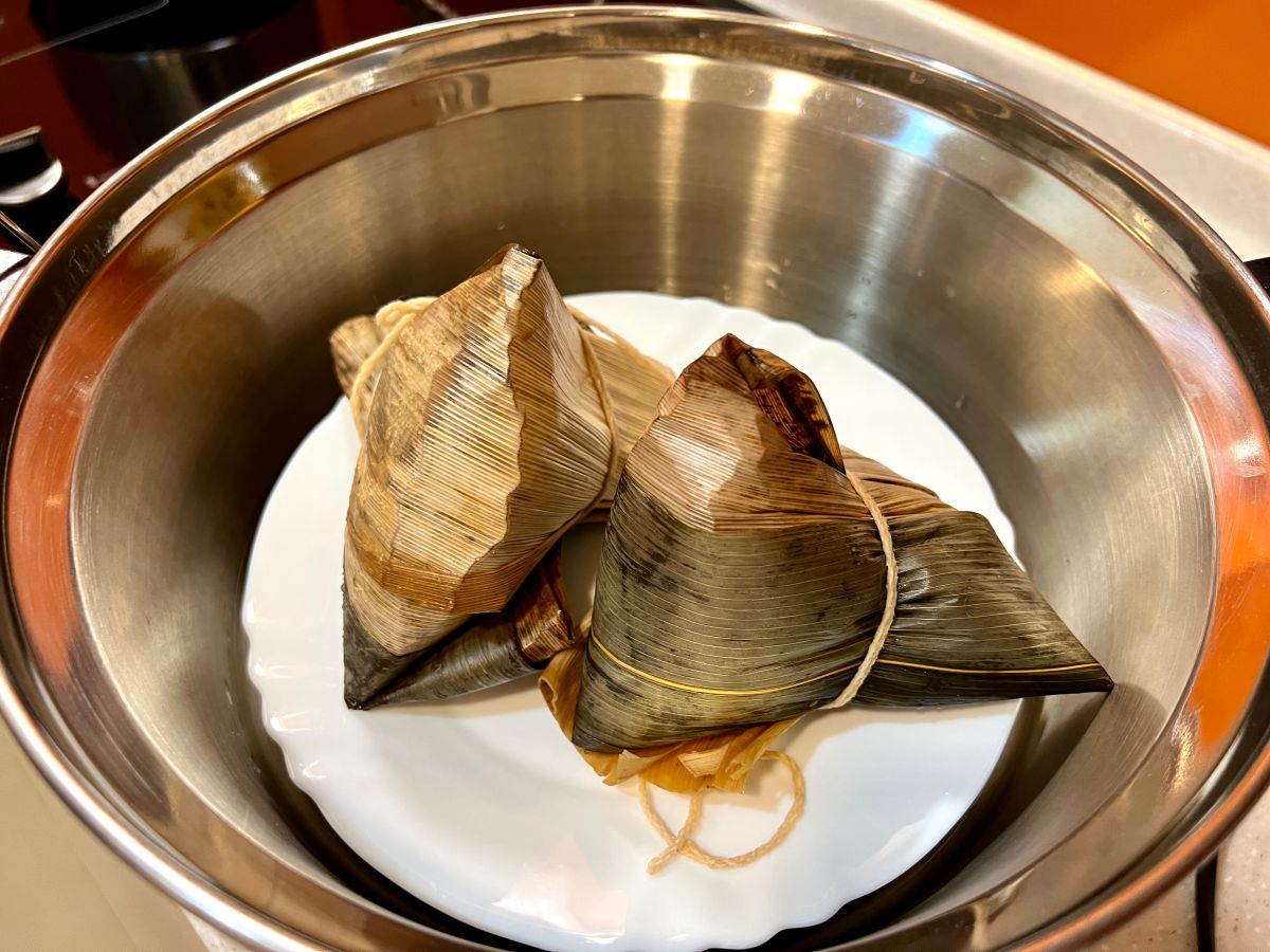 ▲端午連假蒸粽子吃，電鍋油膩膩該如何清潔，譚敦慈建議可以用「煮檸檬」的方式來除去油垢。(圖／記者周淑萍攝)