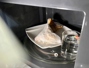 微波熱粽子覆熱法。(圖/記者周淑萍攝) ▲微波熱粽子覆熱法。(圖/記者周淑萍攝)